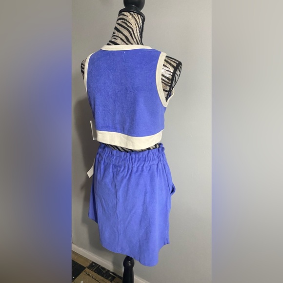 Free Assembly Two Piece Set - Picture 6 of 13